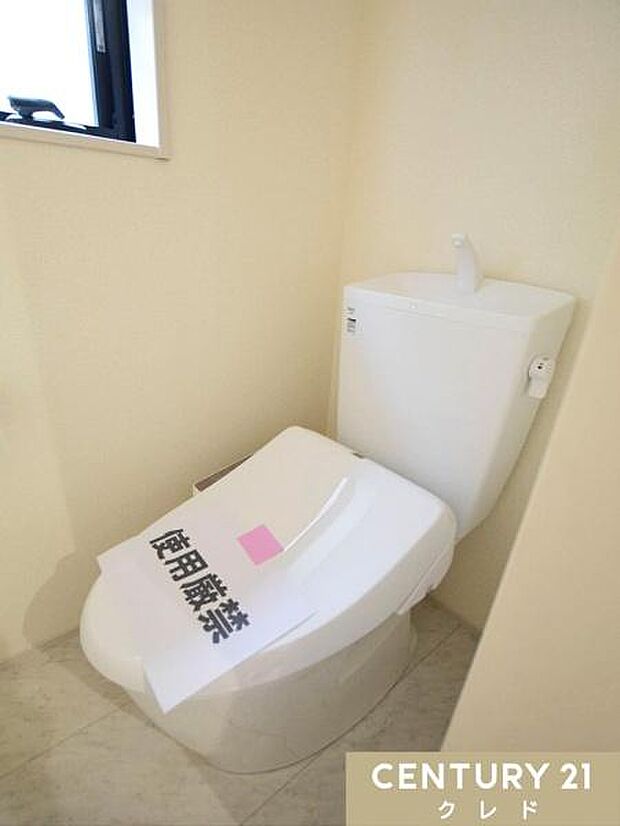 快適性と衛生面を兼ね備えたウォシュレット機能付きトイレ！小窓があることでこもりがちなニオイや湿気もこまめに換気でき、いつでも快適に保てます。