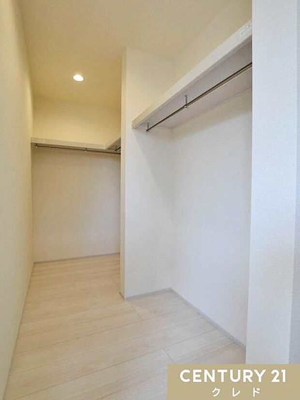 【洋室8.75帖　WIC】シーズン物のアウターから小物類まで、洋服好きには嬉しい十分な広さ！衣類もたっぷり収納できるので、毎日のお洋服選びも楽しみになりそうですね。