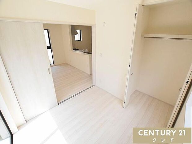 【洋室4.5帖】リビングの続き間としても使える洋室4.5帖。キッズスペースや書斎、ワークスペースなどに活用できる使い勝手の良い空間です。