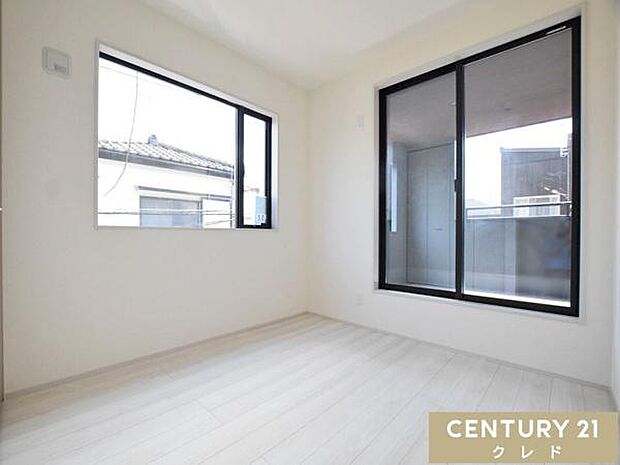 【洋室5帖】南西向きバルコニーに面した、明るさと風通しに配慮した2面採光の洋室。日中も自然光がたっぷり入り、心地よい風が通り抜ける快適な空間です。