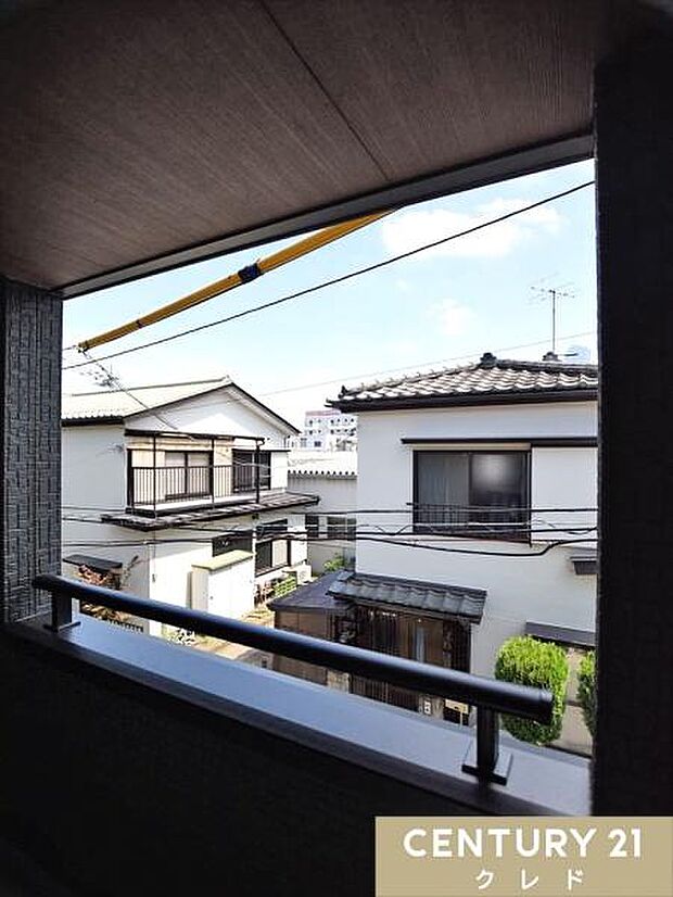 バルコニーからの眺望です。晴れた日には青い空が広がり、心地よい風を感じながらゆったりとした時間が流れます。