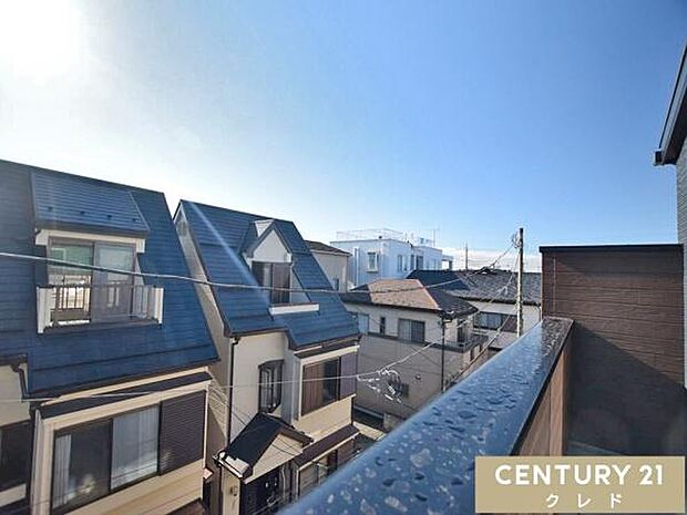 3階のバルコニーは、陽当たり・通風・眺望ともに良好。晴れた日には青空が広がり、心地よい風に包まれながら、ゆったりとした時間をお過ごしいただけます。