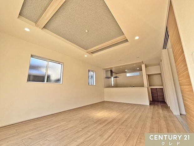 【LDK18帖】折上天井×化粧梁が空間をデザインするリビングはゆとりの18帖。家具を置いても余裕のある動線を確保できます。