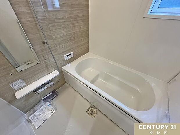 節水もできるベンチタイプの浴槽を採用。お子様とのお風呂の時も安心。ゆったりと半身浴を楽しんだりと、好みの入浴方法を満喫できます。