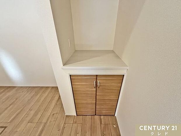 【キッチン横収納】カウンター上部はオープンニッチで使いやすい高さ。コーヒーメーカーや炊飯器置きに便利な収納スペースです。