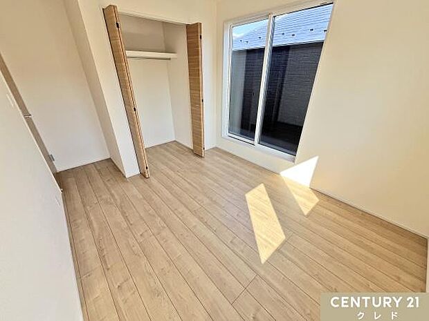 【洋室5.25帖】全居室収納付き!ライフスタイルの変化に対応させてお部屋を使うことができます。動線を確保することで掃除もしやすく新居での理想のお部屋作りを楽しめます。