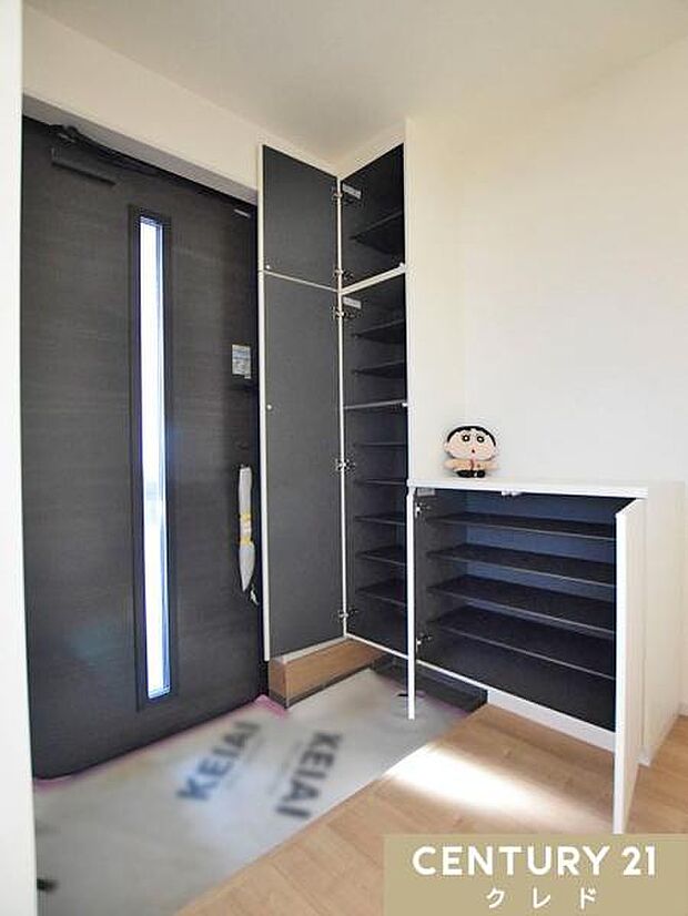 明るく清潔感のある玄関。収納も充実しているので、靴はもちろん季節物のグッズもまとめてしまえて便利です。