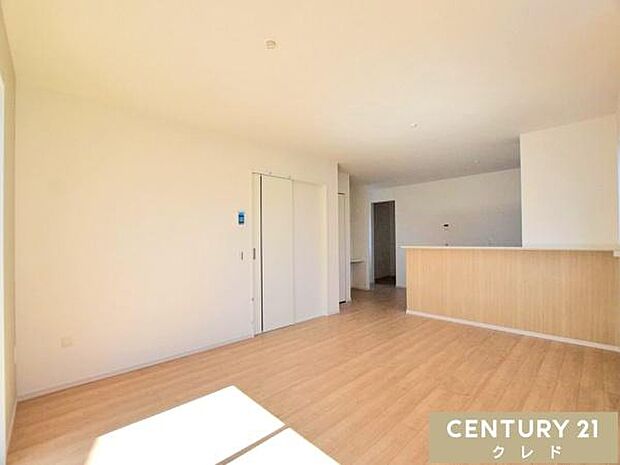 【LDK18.6帖】家具を置いてもゆとりを感じられる広さ。お好きなインテリアに囲まれた住空間で癒されながら家族との時間を育むことができます。