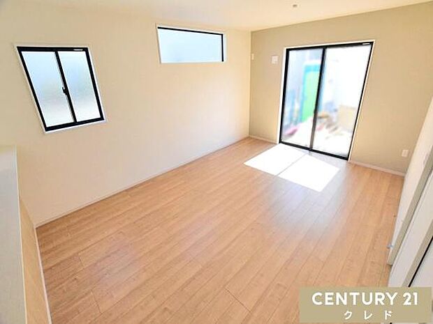 【LDK18.6帖】南側に開口部を設けたリビングは、明るい光がたっぷりと入る居心地の良い空間。ご家族みんなが自然体で心地良く過ごすことができます。