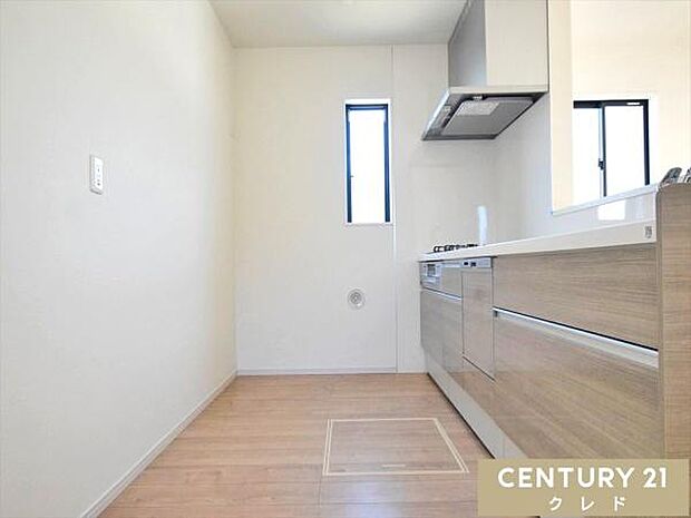 キッチンは大人2人が並んでもゆとりのある広さで、毎日の家事の時間も快適に。お子さまの「やってみたい！」にも、笑顔で応えたくなる空間です。