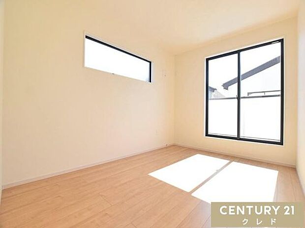 【洋室6.7帖】南バルコニーに面した主寝室は、明るい陽射しと心地よい風が差し込み、開放感あふれる空間です。衣類もひとまとめに収納できる大容量のWIC付き！