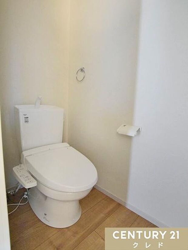 快適性と衛生面を兼ね備えたウォシュレット機能付きトイレに新規交換。お手入れもしやすく、清潔な状態を保ちやすいのも魅力です。