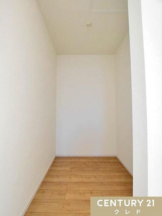 【洋室6.7帖　WIC】シーズン物のアウターから小物類まで、洋服好きには嬉しい十分な広さ！衣類もたっぷり収納できるので、毎日のお洋服選びも楽しみになりそうですね。