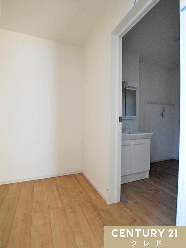 【パントリー1.5帖】キッチン近くのパントリーは棚の高さや幅を自由に調整できるゆとりある広さの設計。飲料ストックや日用品、掃除用品などを分けて収納できるので整理整頓もしやすい空間です。