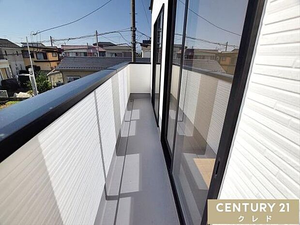 心地よい陽射しと爽やかな風が感じられる開放的な南向きバルコニー。日中はたっぷりの光が差し込み、お洗濯物も気持ちよく乾かせます。