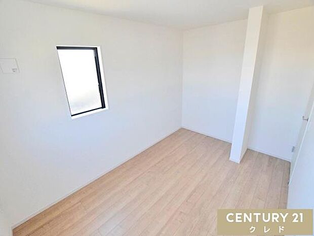 【北側6.7帖】ホワイト×木目調のシンプルな洋室。お好みの家具や雑貨を自由に配置できるので、自分だけの“居心地のいい空間”を楽しめます。