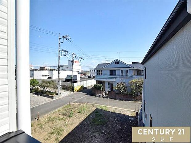 バルコニーからの眺望です。晴れた日には青い空が広がり、心地よい風を感じながらゆったりとした時間が流れます。