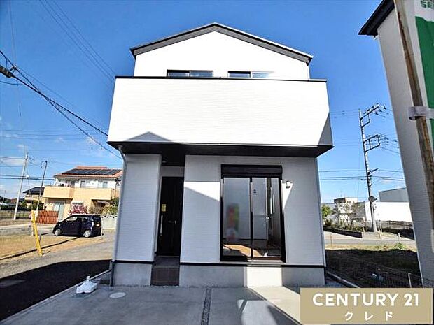 対面式キッチンとリビング階段を採用した、家族との会話が弾む18.6帖のLDKが魅力の新邸。山田小・中学校まで徒歩13分で、お子様も通いやすい安心の住環境！