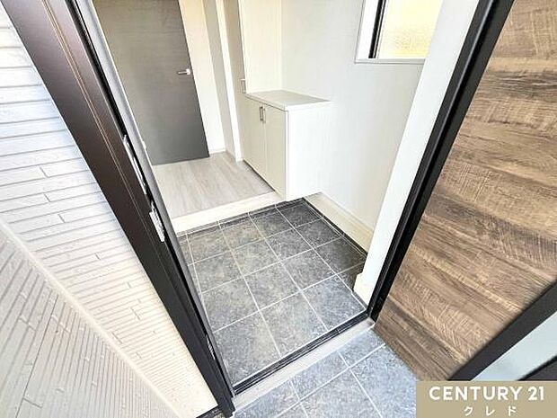 窓から光が差し込む明るい玄関。収納力のあるシューズボックスはカウンター部分にお気に入りの雑貨や家族写真を飾ったり、ディスプレイも楽しめます。