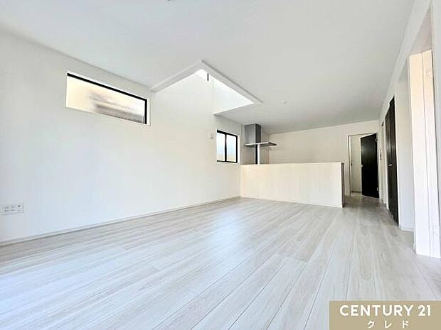 【LDK17帖】白基調の洗練された空間。上部吹抜の開放感あふれるリビングで、ご家族との心地よい時間をお過ごしいただけます。