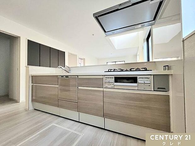 対面キッチンからはリビング全体を見渡せ、家事をしながらでもご家族との会話が弾む設計。3口コンロ・食洗機・浄水器付きのシステムキッチンです。