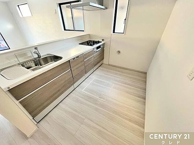 換気に便利な小窓、豊富な収納などデザイン性と機能性を両立させたキッチン!背面の扉から洗面室へすぐで家事効率にも配慮しています。