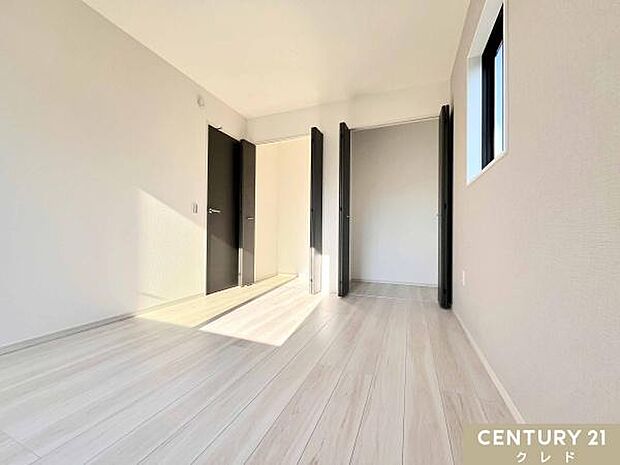 【洋室6帖 バルコニー側】ご夫婦の主寝室におすすめ!2つのクローゼットは、ご夫婦で使い分けたり、季節ごとに衣類を分けたりと柔軟に使用できます。