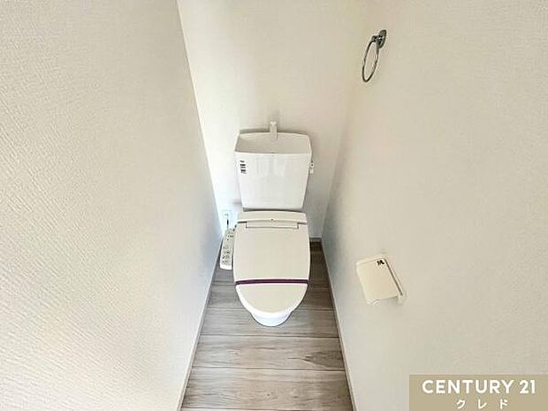 白基調の清潔感あるトイレ。肌への負担に配慮し、快適な生活をサポートする温水洗浄機能付き。手洗い一体型で省スペース、節水にも配慮!