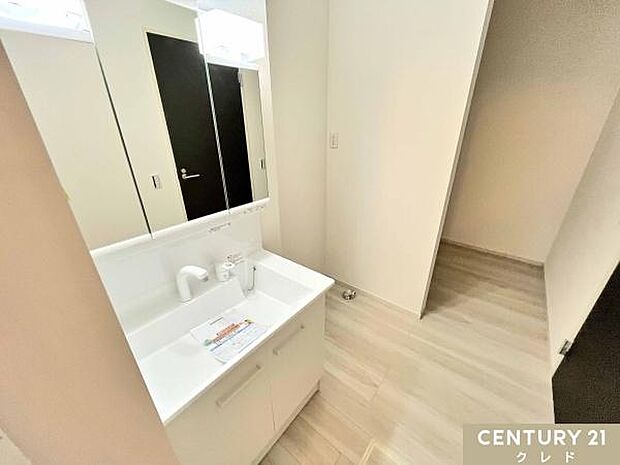 収納豊富な三面鏡化粧台!リネン庫、足元には便利な床下収納があります。生活感が出やすい水回りをいつもスッキリと美しく保てます。