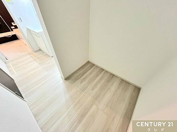 【リネン庫】洗面室からつながる収納スペースがあります。かさばるタオル類やパジャマ、洗剤のストックなどをまとめて収納できます。