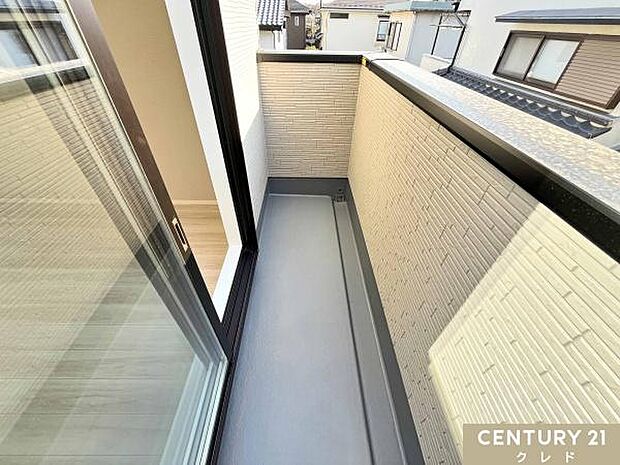 心地よい陽射しと爽やかな風が感じられるバルコニー。日中はたっぷりの光が差し込み、お洗濯物も気持ちよく乾かせます。