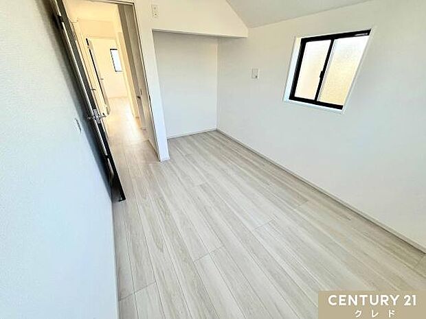 【洋室北側4.8帖】白基調のシンプルデザインが明るい空間、清潔感をもたらしてくれます。趣味部屋やテレワーク、収納部屋などマルチに使用可能!