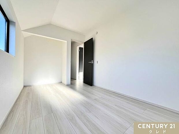 【洋室5.5帖】自分好みにアレンジできるオープンクローゼット付き。ベッドやデスクを置いても十分な広さがあり、子ども部屋にもぴったりです。