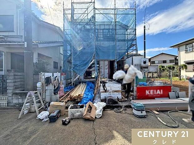 建物を雨水や湿気から守る防水シートの施工中。これにより、カビや腐食を防ぎ、家を長持ちさせます。