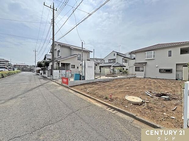 上部吹抜けを配した開放的なLDKが魅力の4LDK！小・中学校も近く、子育て家族にもオススメの住環境です！