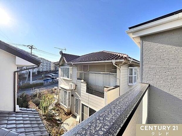 お住まいバルコニーからの眺望です。陽当たりの良い住宅街エリアのバルコニーからは、晴れた日には青々と広がる空を眺めることができます。
