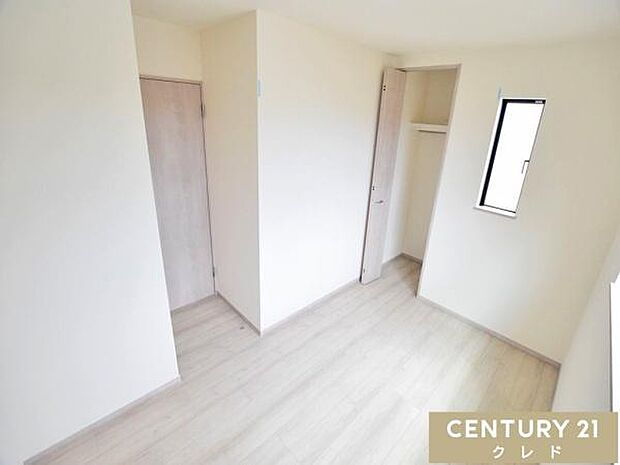 【洋室5.5帖】ホワイト×木目調の使いやすいシンプルな洋室。お好みの家具や雑貨を自由にレイアウトして、自分らしい空間づくりが楽しめます。