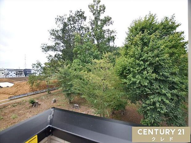 バルコニーからの眺望です。晴れた日には青い空が広がり、心地よい風を感じながらゆったりとした時間が流れます。