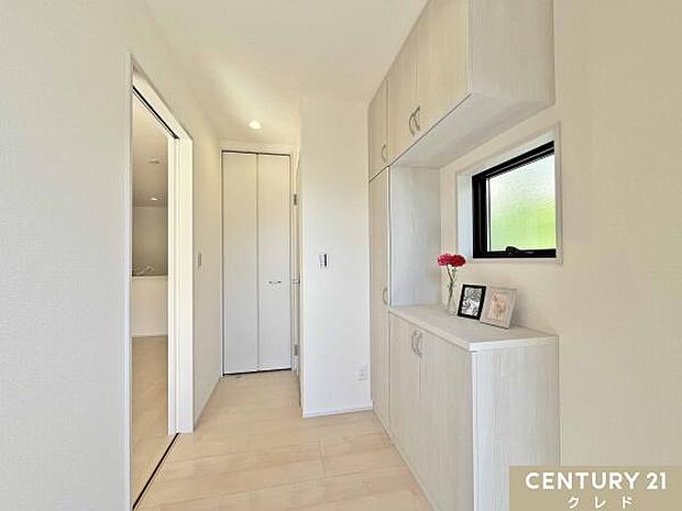 明るく清潔感のある玄関。収納も充実しているので、靴はもちろん季節物のグッズもまとめてしまえて便利です。