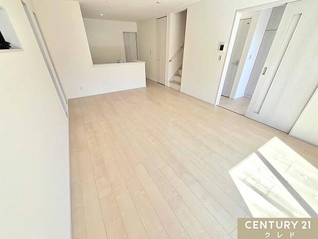 【LDK17帖】LDKは対面式キッチンとリビング階段を採用し、家族のつながりを大切にできる設計。楽しい食事と会話が始まる場所を大切にした素敵な場所となっています。