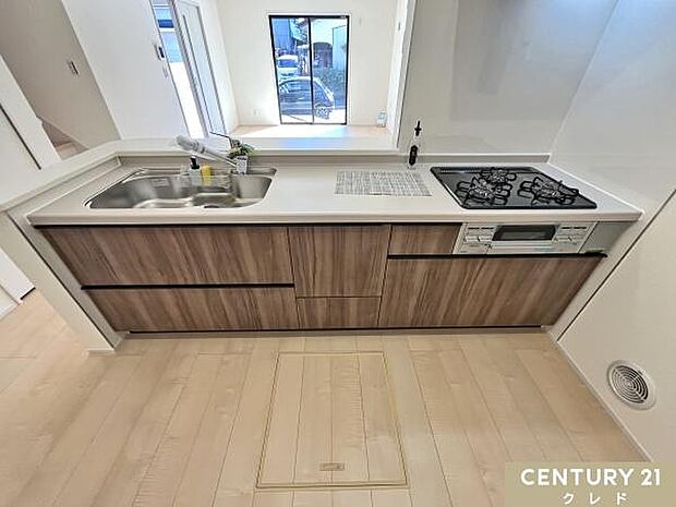 対面式キッチンは視線が抜けて明るく、開放的な雰囲気に。お料理をしながらお子さまの様子を見守れるので、子育て中のご家庭にも嬉しい間取りです。