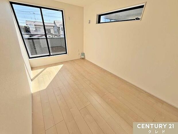 【洋室7.25帖】南東バルコニーに面した洋室は、明るい陽射しと心地よい風が差し込み、開放感あふれる空間。主寝室としても使える余裕ある広さです！