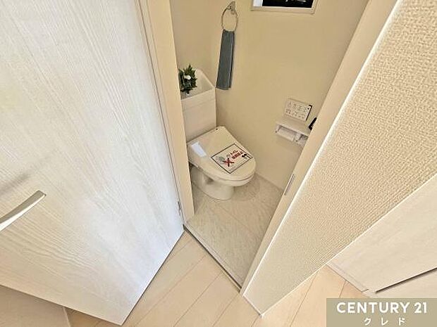 快適性と衛生面を兼ね備えたウォシュレット機能付きトイレ。小窓があることでこもりがちなニオイや湿気もこまめに換気でき、いつでも快適に保てます。