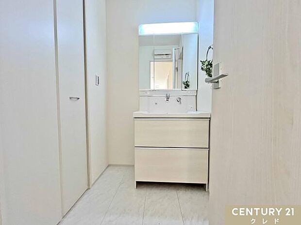 収納たっぷりの三面鏡付き洗面化粧台。鏡裏や足元のスペースまでしっかり収納。細々した日用品もスッキリ片付きます。