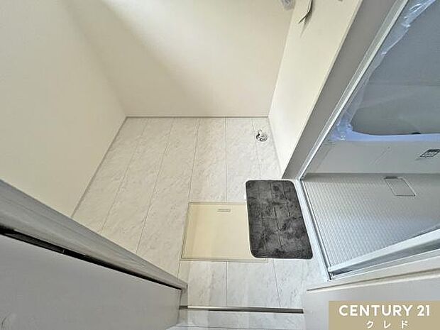 入浴中でも洗面台が使える、洗面室と脱衣所を分けた間取り。家族それぞれの動線を考えた、暮らしやすい工夫が詰まっています。