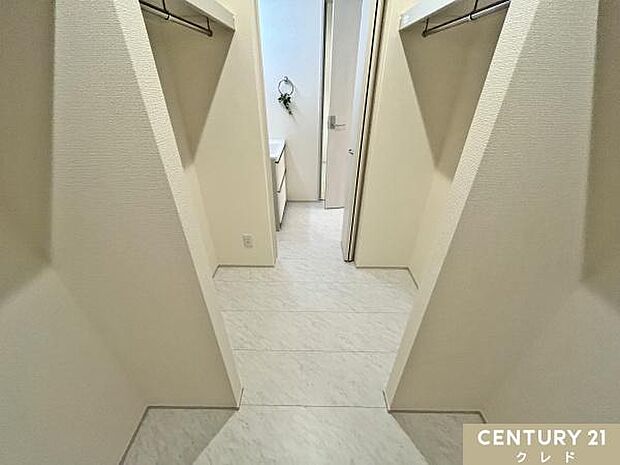 【1階WIC】脱衣所とつながるウォークインクローゼットで、洗う・干す・しまうの動線がスムーズに。家族みんなの衣類をまとめて管理できるので、忙しい毎日も快適に過ごせます。