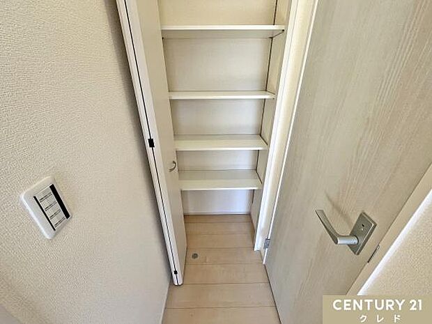 【廊下収納】豊富な収納スペースを配した間取り。消耗品のストックや掃除用品、季節外の家電の収納などにもお使いいただけます。