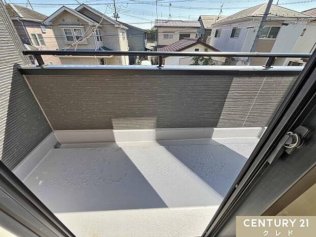 心地よい陽射しと爽やかな風が感じられる開放的な南東向きバルコニー。日中はたっぷりの光が差し込み、お洗濯物も気持ちよく乾かせます。