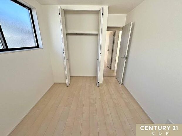 【洋室5.33帖】収納を備えたお部屋は、趣味や作業のスペースとしても活躍。暮らしに合わせて自由に使える、使い勝手の良い空間です。