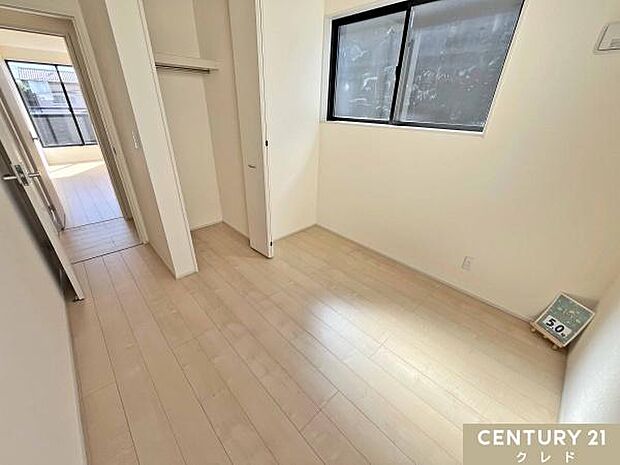 【洋室5帖】ホワイト×木目調のシンプルな洋室。お好みの家具や雑貨を自由に配置できるので、自分だけの“居心地のいい空間”を楽しめます。